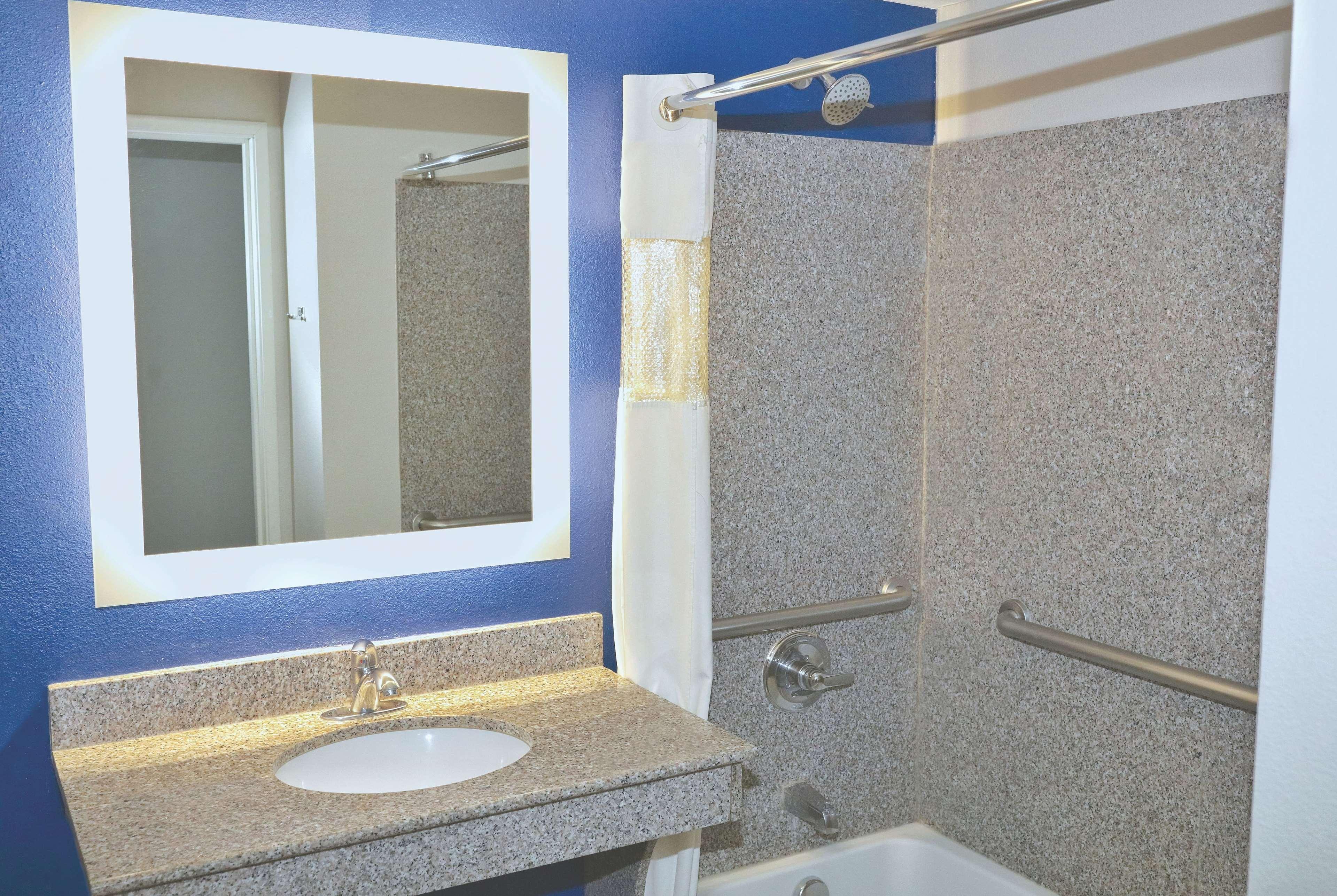 La Quinta By Wyndham Ne Long Beach/Cypress Hawaiian Gardens Extérieur photo