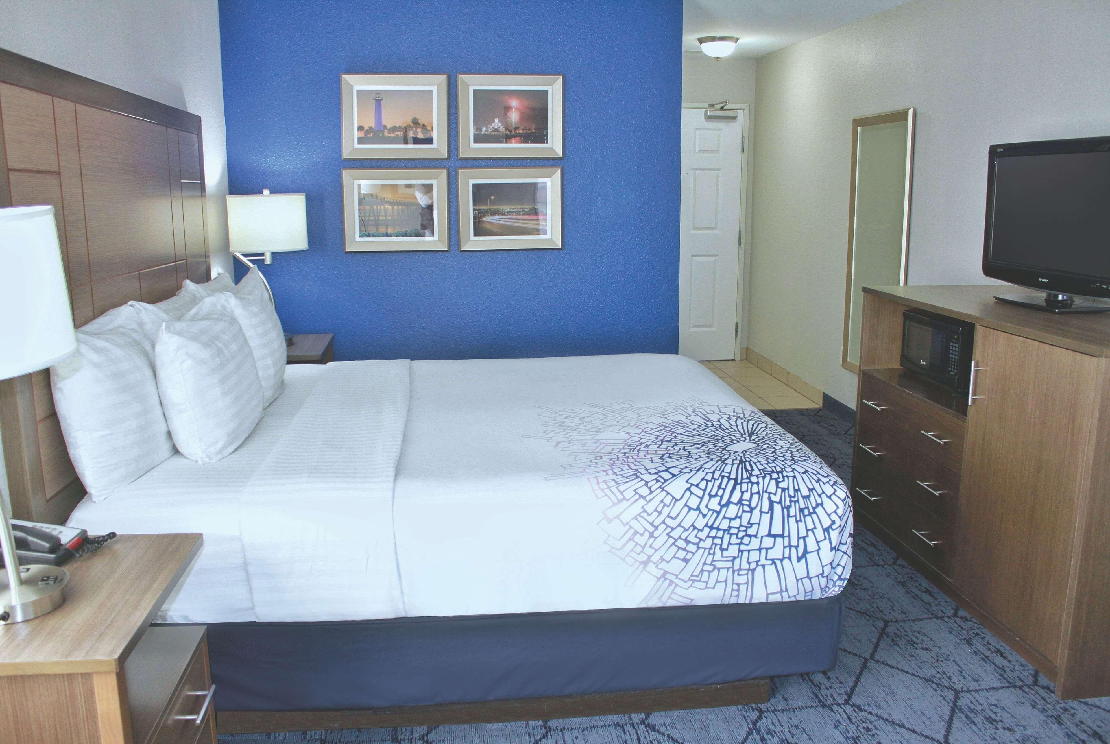 La Quinta By Wyndham Ne Long Beach/Cypress Hawaiian Gardens Extérieur photo